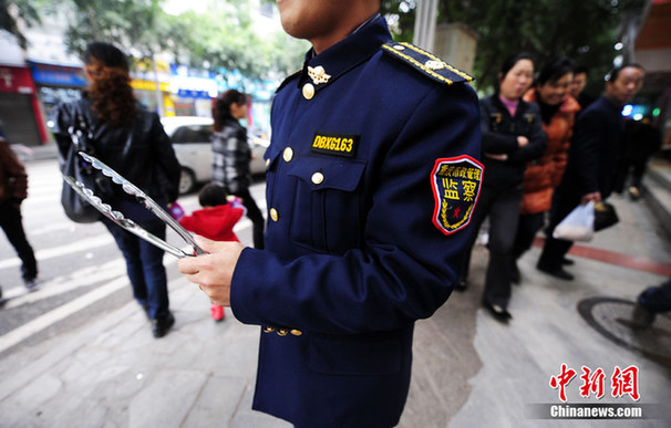 重庆城管佩带蛋糕夹上街拾垃圾