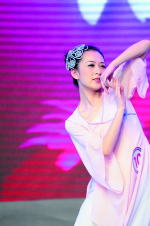 校花?笑话?!校花评选进高校北大女生举牌抵制