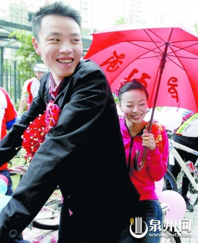 新郎自行车迎亲 50多辆自行车组迎亲队(图)
