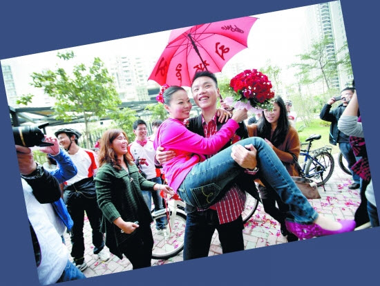 新郎自行车迎亲 50多辆自行车组迎亲队(图)