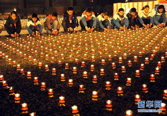 烛光祭奠南京大屠杀30万遇难同胞