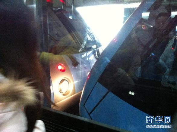 南京地铁一号线发生故障 后车“推”走故障车