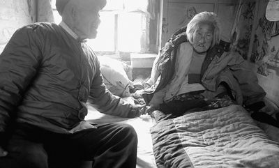 87岁老兵为烈士守灵32年每月挣400元