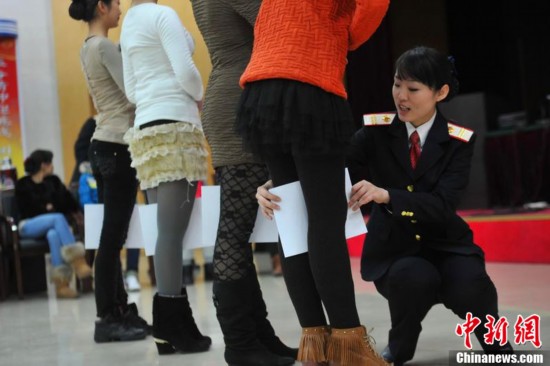 头顶书本练身姿 实拍春运客运员礼仪培训