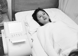 孕妇列车上羊水破裂获众人相助顺利产下女婴