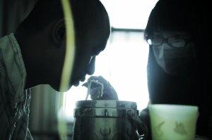 80后女孩与白血病男友相濡以沫感动网友(组图)