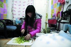 80后女孩与白血病男友相濡以沫感动网友(组图)