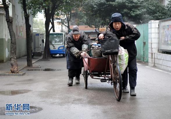 年近九旬自食其力　“烤梨爷爷”走红网络