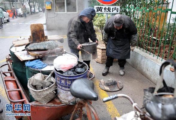 年近九旬自食其力　“烤梨爷爷”走红网络