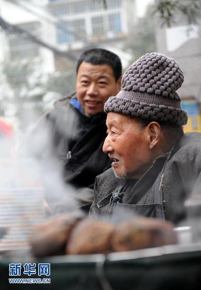 年近九旬自食其力　“烤梨爷爷”走红网络