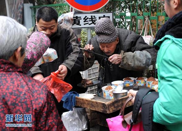 年近九旬自食其力　“烤梨爷爷”走红网络