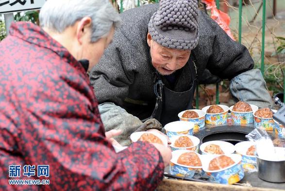 年近九旬自食其力　“烤梨爷爷”走红网络