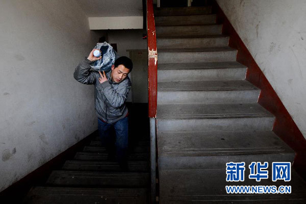 送1桶水捐2毛钱 “送水哥”“小钱大爱”感动网络