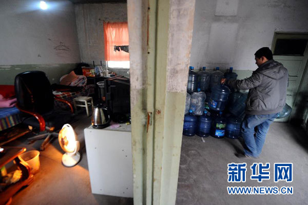 送1桶水捐2毛钱 “送水哥”“小钱大爱”感动网络