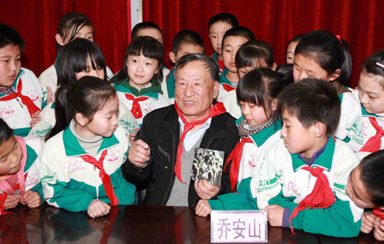 乔安山五大连池市宣传雷锋精神