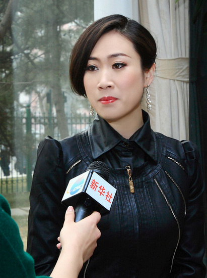 芙蓉姐姐接受新华社专访知性装扮尽显干练
