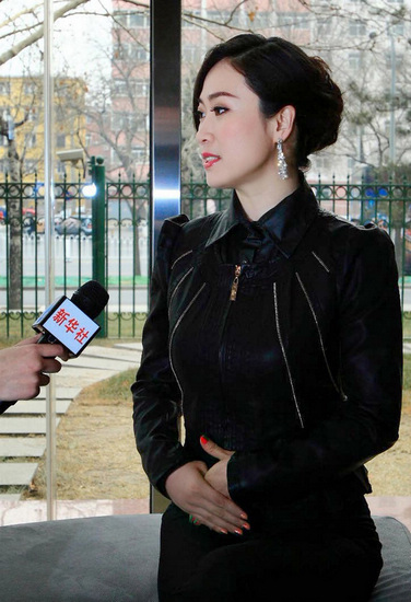芙蓉姐姐接受新华社专访知性装扮尽显干练