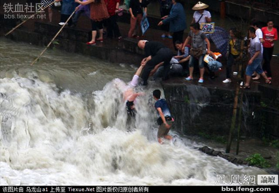 命悬一线！实拍凤凰古城暴雨中震撼一幕