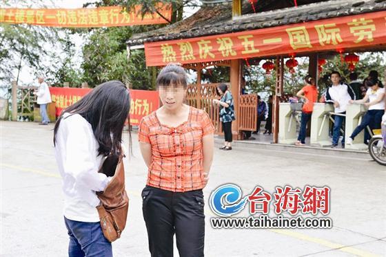福建南靖土楼乱摆摊秩序乱 上楼需先“捐款”