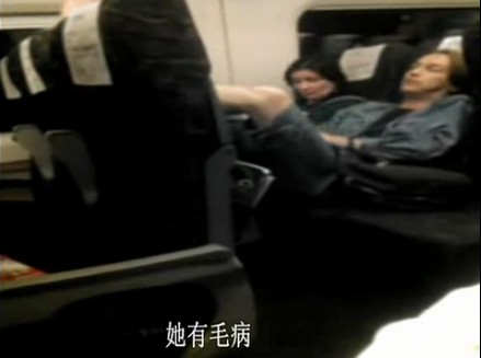 外籍音乐家动车当众脱鞋引发冲突 辱骂中国乘客(图)