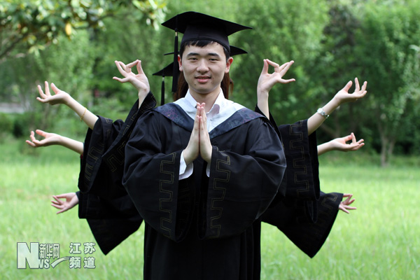 “90后”毕业季：毕业照玩穿越 晒遗憾显“怀旧”