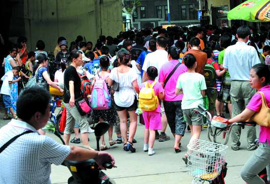 揭开“校外校”背后的疯狂