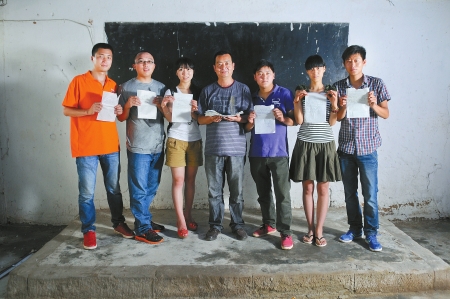 毕业生打开十年前写有梦想纸条 实现者甚少