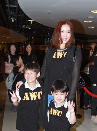 组图:刘德华歌迷庆女满月 与朱丽倩女儿牵手照