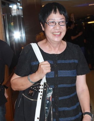组图:刘德华歌迷庆女满月 与朱丽倩女儿牵手照
