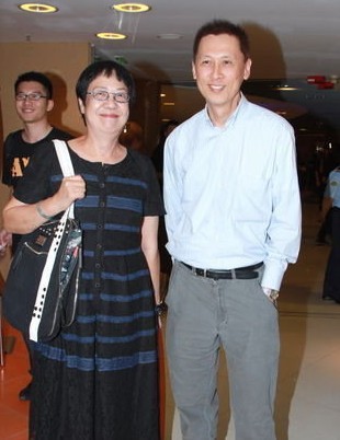 组图:刘德华歌迷庆女满月 与朱丽倩女儿牵手照