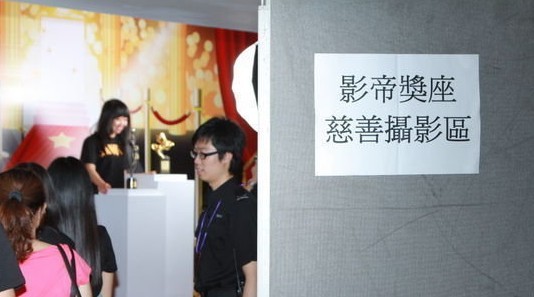 组图:刘德华歌迷庆女满月 与朱丽倩女儿牵手照