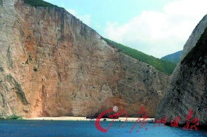 男子跳伞意外挂悬崖 苦撑三小时坠落身亡(图)
