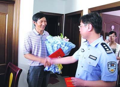 司机高速上晕倒致大巴失控 乘客稳住方向盘停车