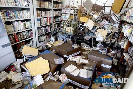 北京暴雨致一小学万余册图书被淹