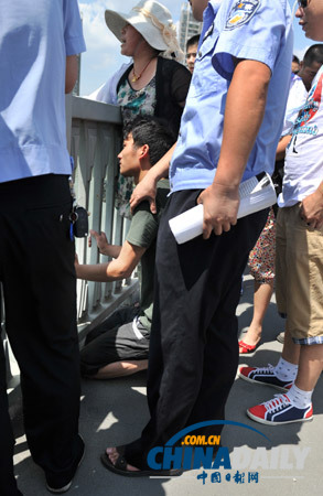 武汉妙龄女遭男友动粗欲跳桥 男友跪地求原谅