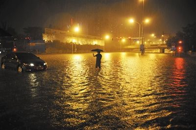 北京暴雨牵动众人心汽车淹水逃生术热传(图)[1