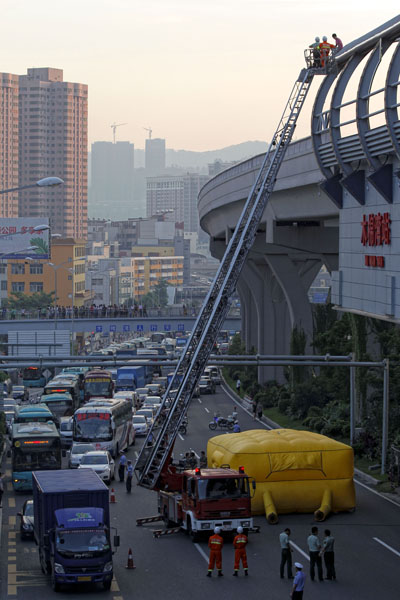 深圳男子爬地铁站顶棚欲自杀致地铁停运一小时
