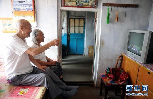 99岁丈夫与102岁妻子迎婚后第83个七夕节 丈夫送花