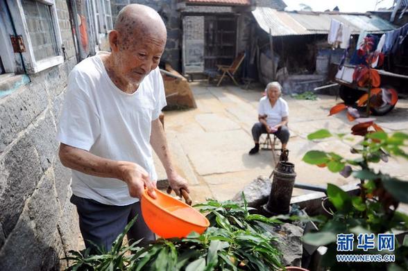 99岁丈夫与102岁妻子迎婚后第83个七夕节 丈夫送花