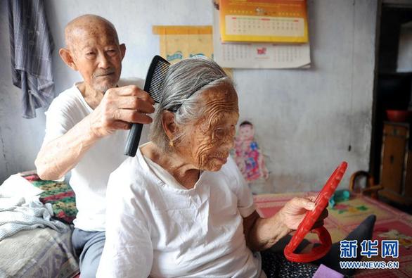 99岁丈夫与102岁妻子迎婚后第83个七夕节 丈夫送花