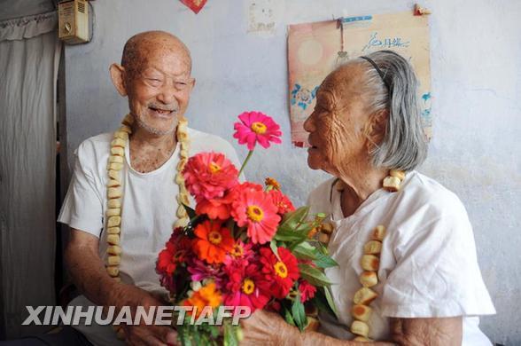 “橡树婚”夫妻携手第83个七夕节