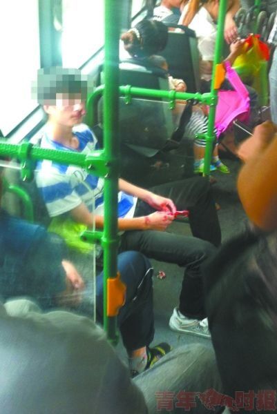 小伙未给抱小孩女子让座 被连扇5耳光鼻血横流