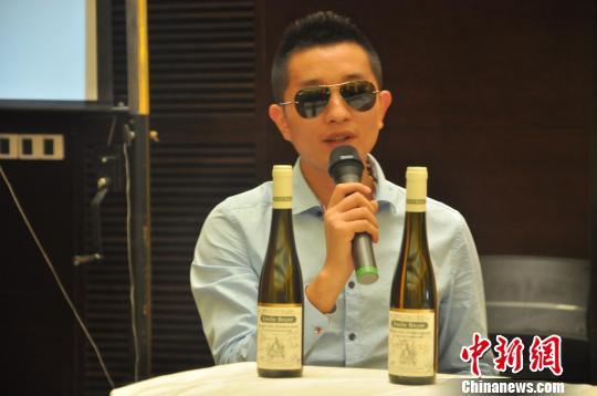 “高富帅”天价拍得红酒 当场砸碎以示支持国货