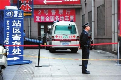 1男1女凌晨在北京站售票厅内排队买票被割喉