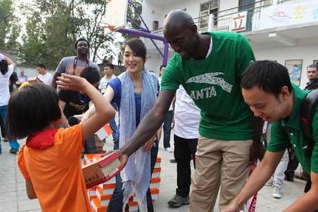 “给孩子送双运动鞋”公益行动郑州站 加内特助阵