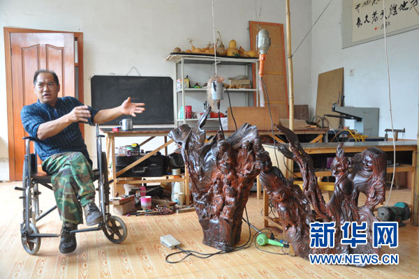靠轮椅代步的乡村雕刻家