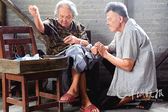 94岁麦奶奶和她的两个智障儿 70年艰辛抚养 组图