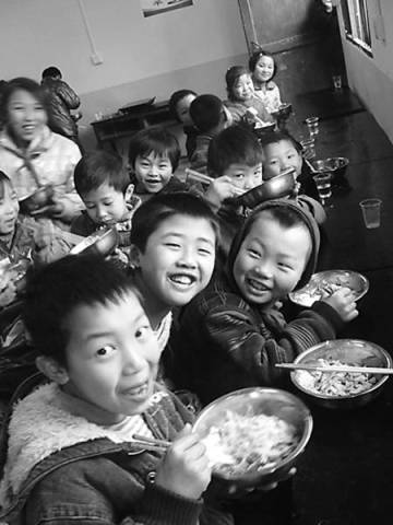 两千多万学生受益免费午餐 仍有地方政府工作不力