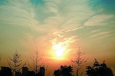 武汉天空出现“火凤凰” 专家称是普通云霞(图)