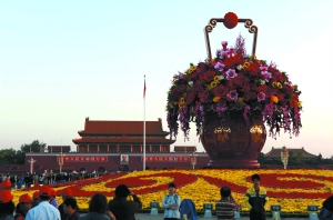 最大花篮绽放天安门 真假花结合累计超过10万盆 图
